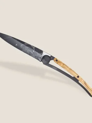 Cenový Hit Deejo zavírací nůž Tattoo black olive wood Trout